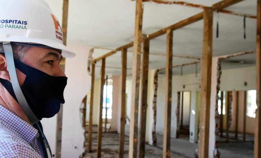 Secretário vistoria obras do Ambulatório Médico de Especialidades (AME) em Curitiba.