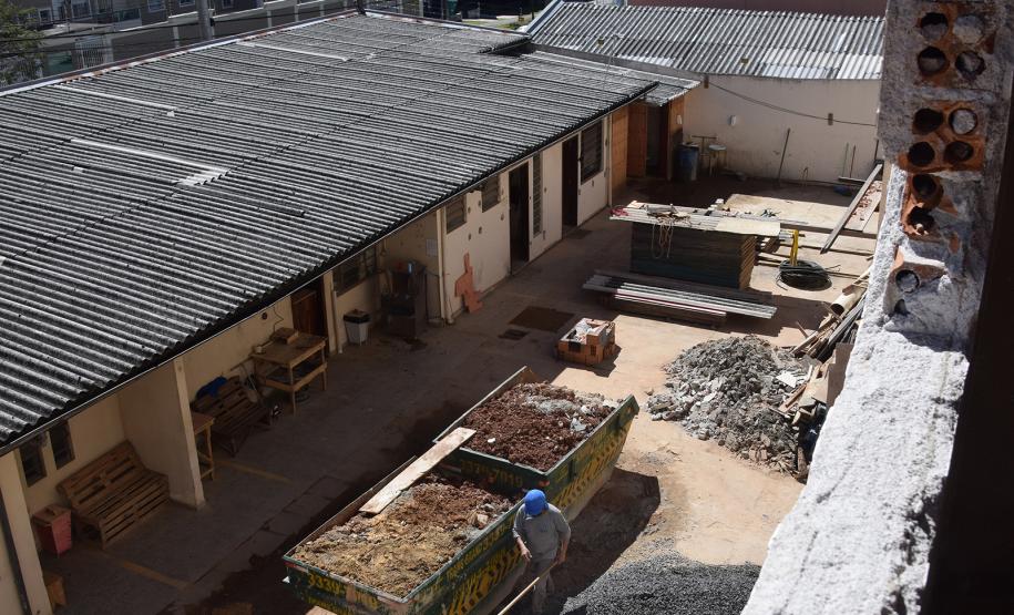 Secretário vistoria obras do Ambulatório Médico de Especialidades (AME) em Curitiba.