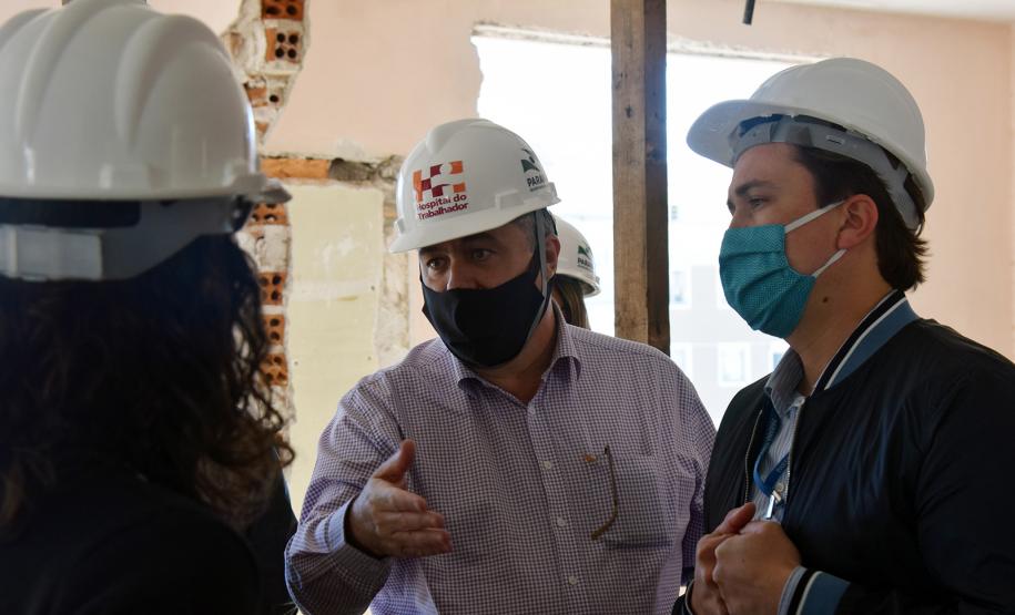 Secretário vistoria obras do Ambulatório Médico de Especialidades (AME) em Curitiba.