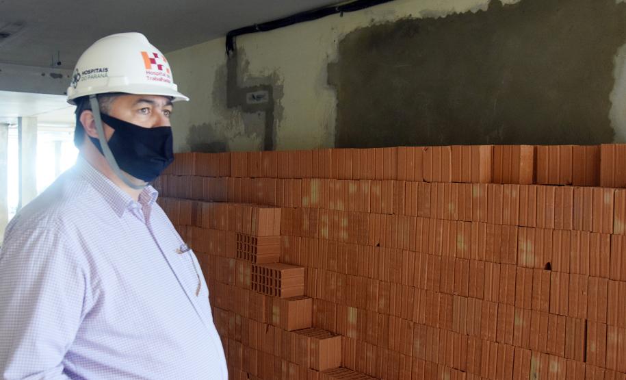 Secretário vistoria obras do Ambulatório Médico de Especialidades (AME) em Curitiba.