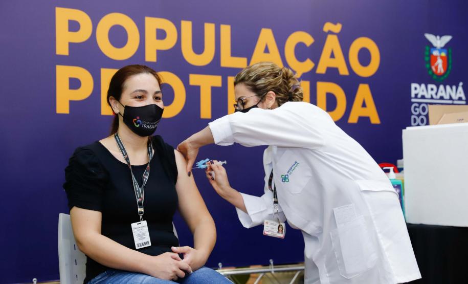 Enfermeira do Hospital do Trabalhador é a primeira a ser vacinada no Paraná