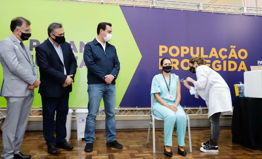 Enfermeira do Hospital do Trabalhador é a primeira a ser vacinada no Paraná