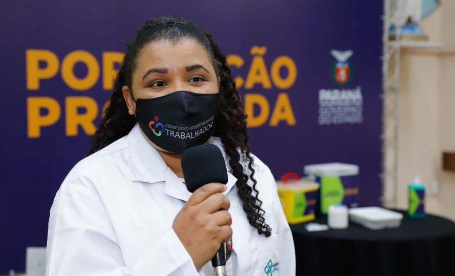 Enfermeira do Hospital do Trabalhador é a primeira a ser vacinada no Paraná