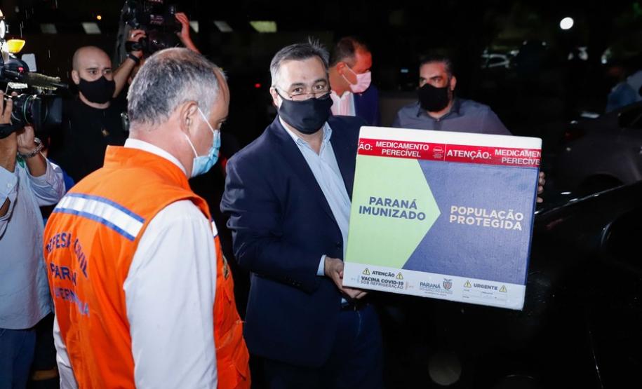 Enfermeira do Hospital do Trabalhador é a primeira a ser vacinada no Paraná