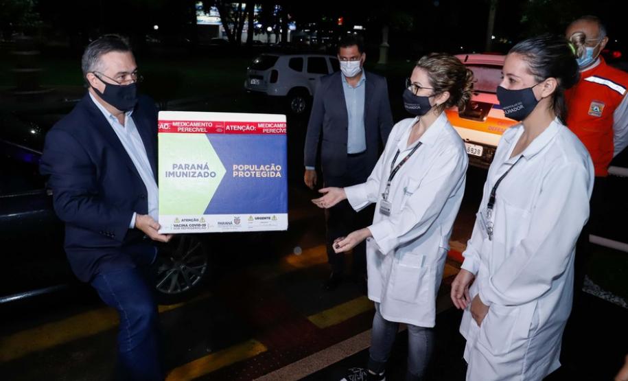 Enfermeira do Hospital do Trabalhador é a primeira a ser vacinada no Paraná