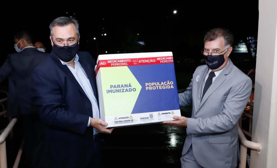 Enfermeira do Hospital do Trabalhador é a primeira a ser vacinada no Paraná