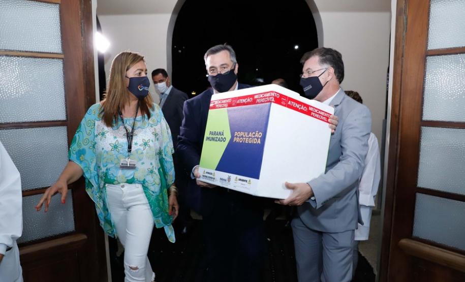 Enfermeira do Hospital do Trabalhador é a primeira a ser vacinada no Paraná