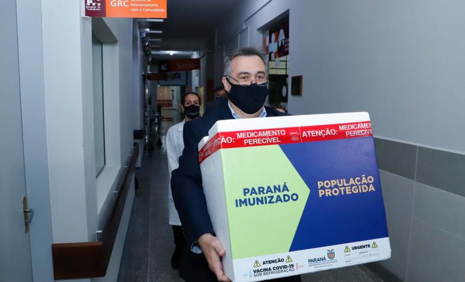 Enfermeira do Hospital do Trabalhador é a primeira a ser vacinada no Paraná