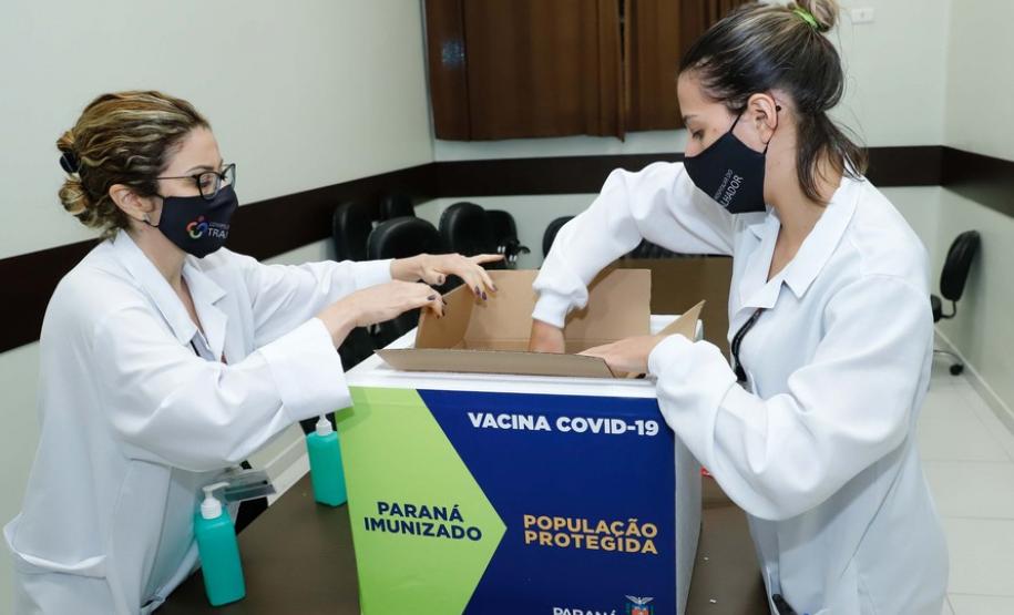 Enfermeira do Hospital do Trabalhador é a primeira a ser vacinada no Paraná