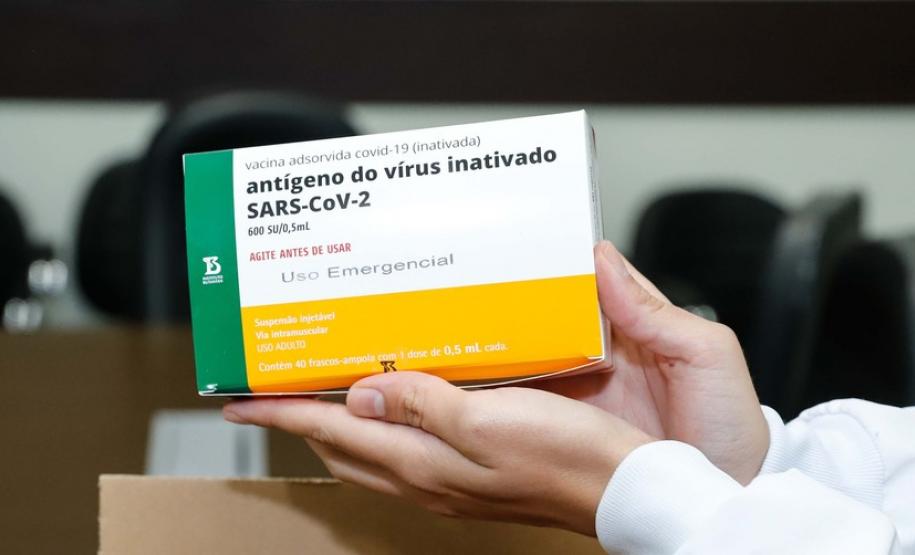 Enfermeira do Hospital do Trabalhador é a primeira a ser vacinada no Paraná