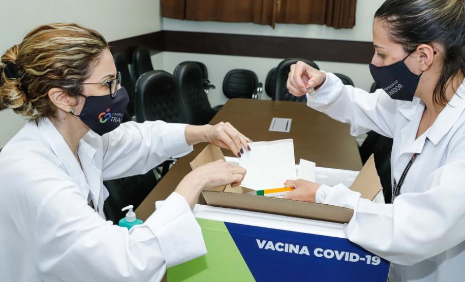 Enfermeira do Hospital do Trabalhador é a primeira a ser vacinada no Paraná