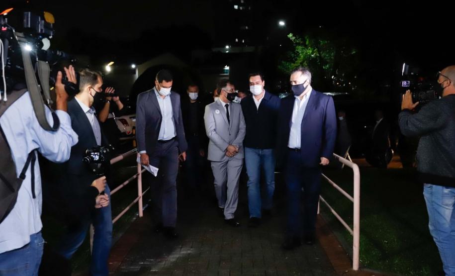 Enfermeira do Hospital do Trabalhador é a primeira a ser vacinada no Paraná