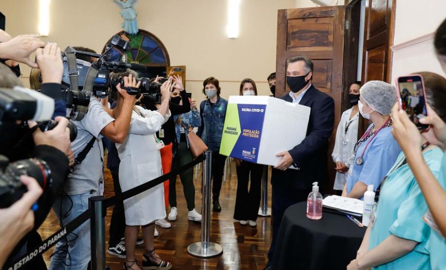 Enfermeira do Hospital do Trabalhador é a primeira a ser vacinada no Paraná