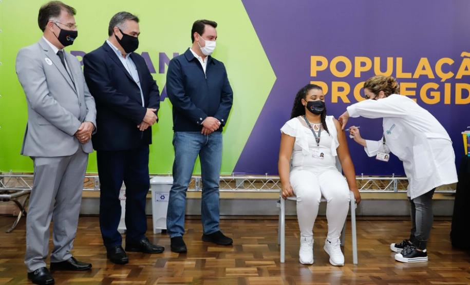 Enfermeira do Hospital do Trabalhador é a primeira a ser vacinada no Paraná