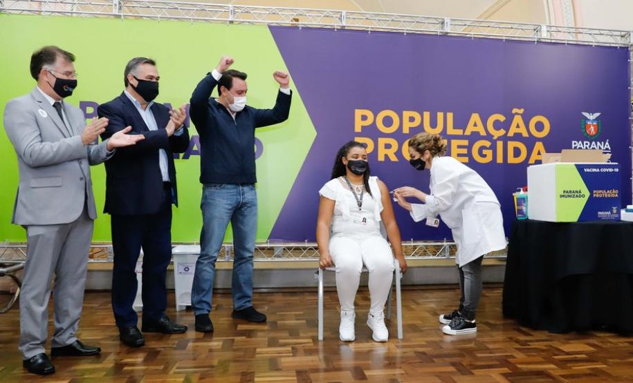 Enfermeira do Hospital do Trabalhador é a primeira a ser vacinada no Paraná