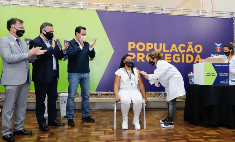 Enfermeira do Hospital do Trabalhador é a primeira a ser vacinada no Paraná