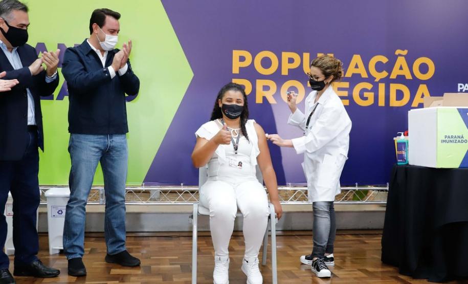 Enfermeira do Hospital do Trabalhador é a primeira a ser vacinada no Paraná