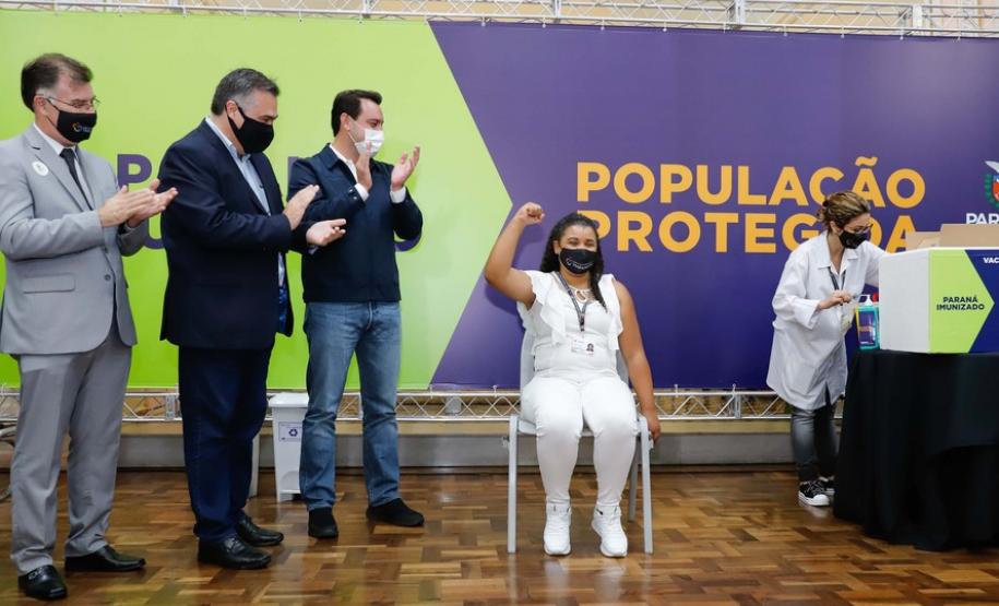 Enfermeira do Hospital do Trabalhador é a primeira a ser vacinada no Paraná