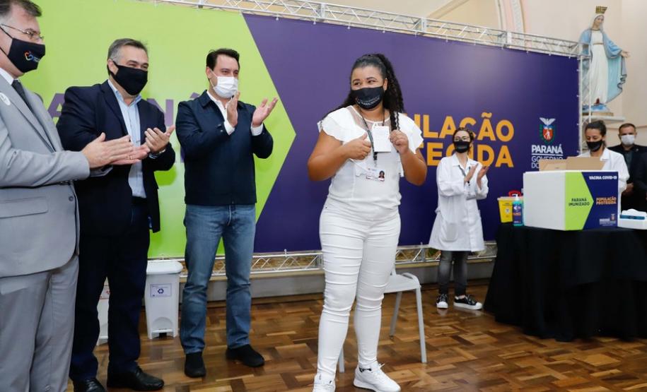 Enfermeira do Hospital do Trabalhador é a primeira a ser vacinada no Paraná