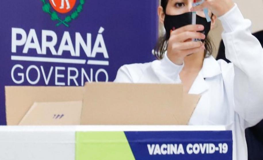 Enfermeira do Hospital do Trabalhador é a primeira a ser vacinada no Paraná