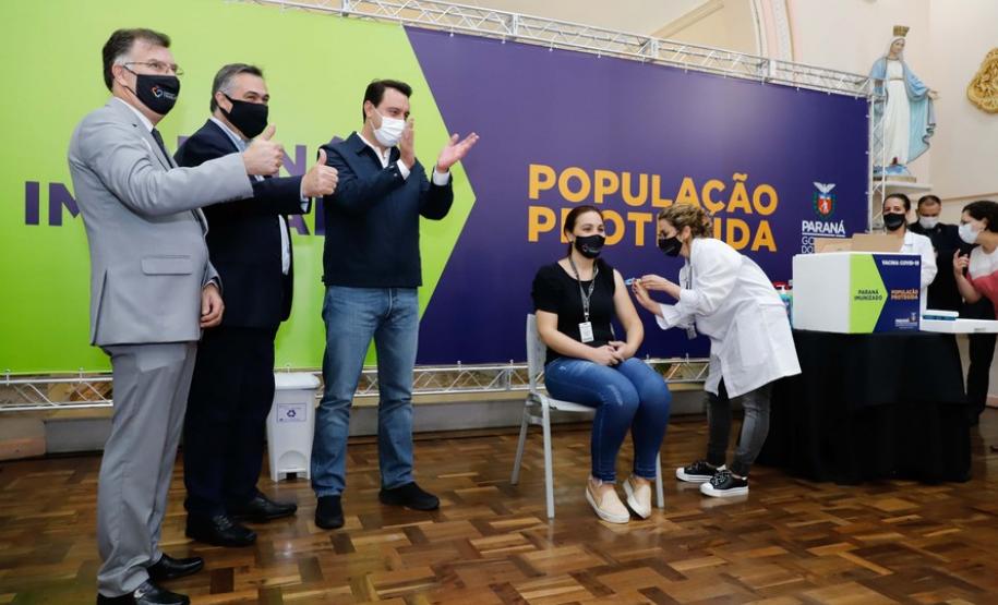 Enfermeira do Hospital do Trabalhador é a primeira a ser vacinada no Paraná