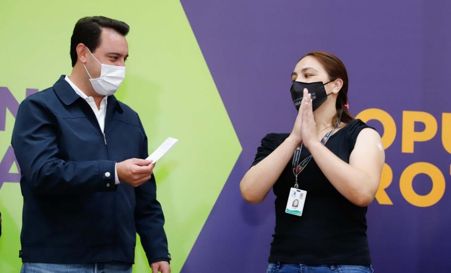 Enfermeira do Hospital do Trabalhador é a primeira a ser vacinada no Paraná