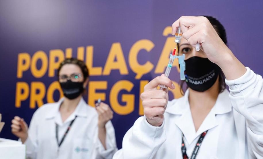 Enfermeira do Hospital do Trabalhador é a primeira a ser vacinada no Paraná