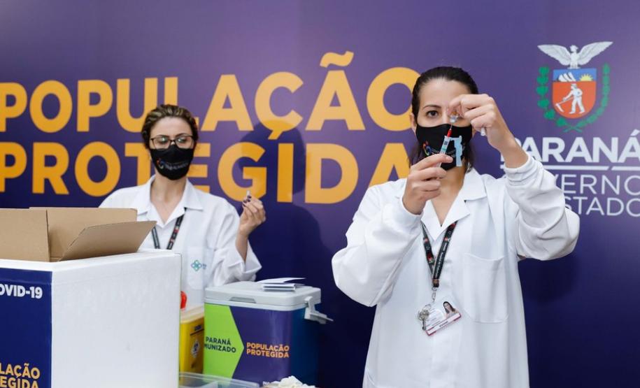 Enfermeira do Hospital do Trabalhador é a primeira a ser vacinada no Paraná