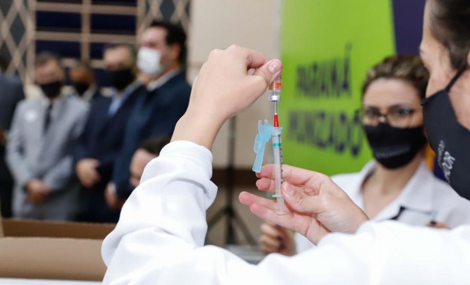 Enfermeira do Hospital do Trabalhador é a primeira a ser vacinada no Paraná