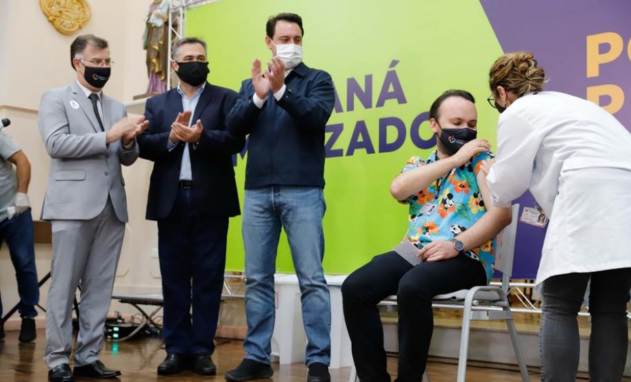 Enfermeira do Hospital do Trabalhador é a primeira a ser vacinada no Paraná