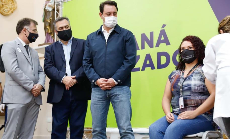 Enfermeira do Hospital do Trabalhador é a primeira a ser vacinada no Paraná