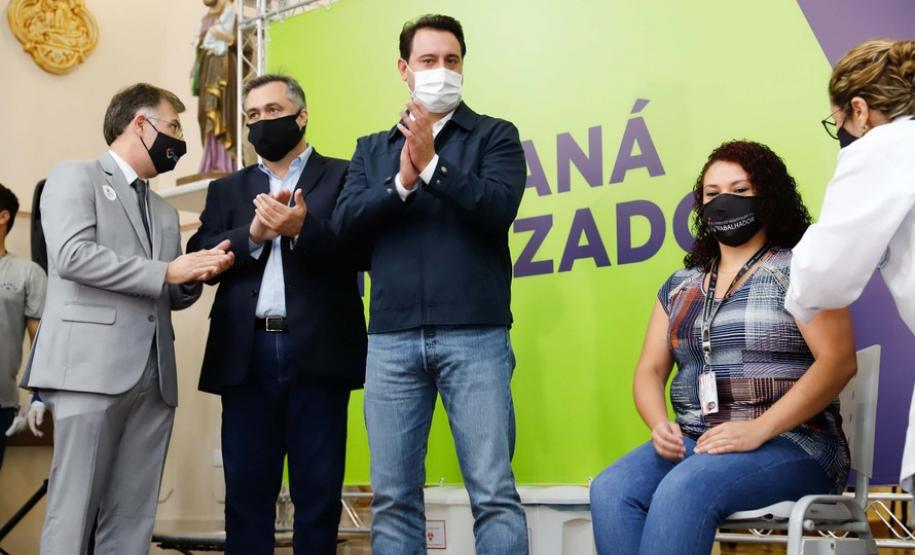 Enfermeira do Hospital do Trabalhador é a primeira a ser vacinada no Paraná