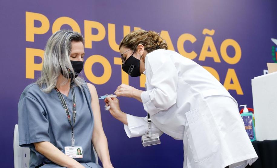 Enfermeira do Hospital do Trabalhador é a primeira a ser vacinada no Paraná