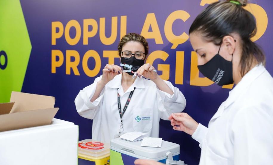 Enfermeira do Hospital do Trabalhador é a primeira a ser vacinada no Paraná