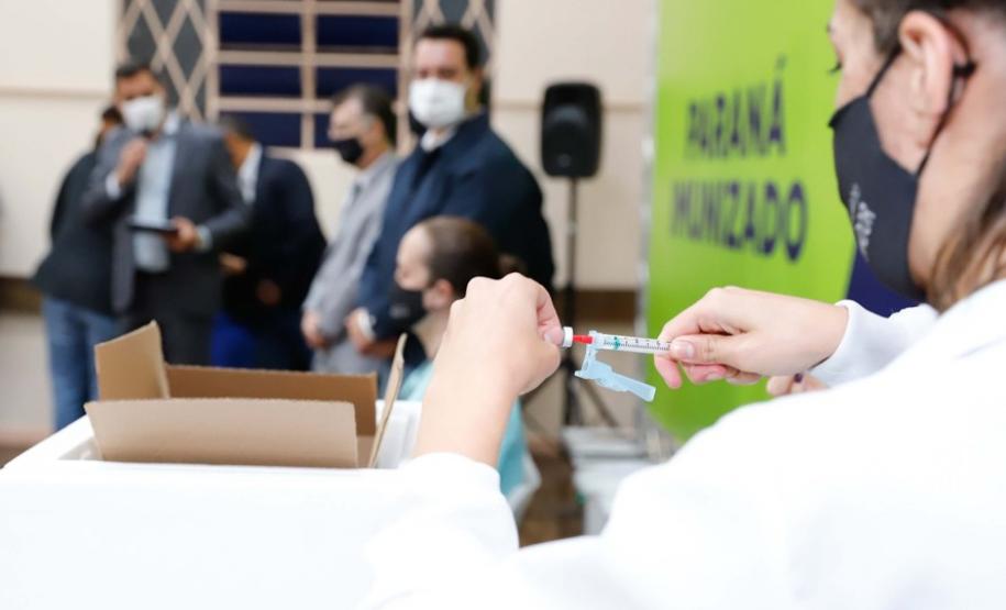 Enfermeira do Hospital do Trabalhador é a primeira a ser vacinada no Paraná