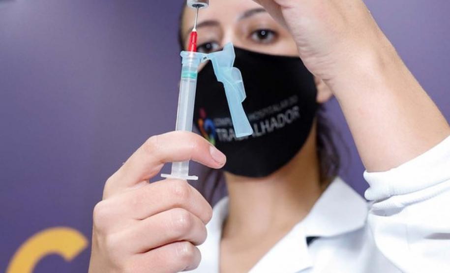 Enfermeira do Hospital do Trabalhador é a primeira a ser vacinada no Paraná