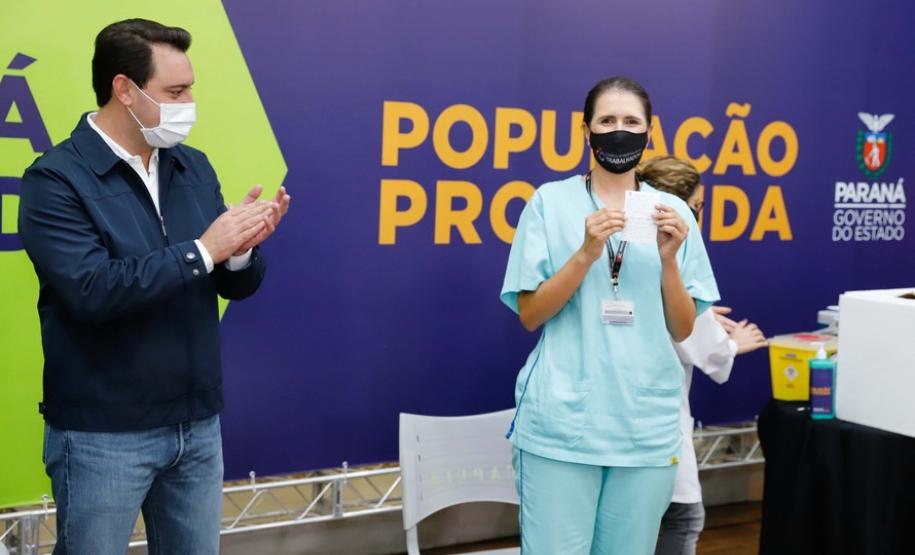 Enfermeira do Hospital do Trabalhador é a primeira a ser vacinada no Paraná