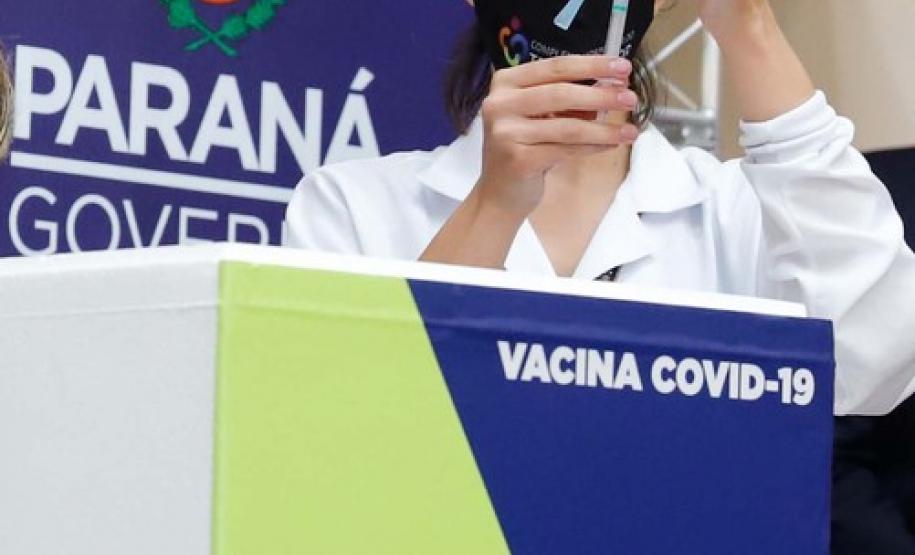 Enfermeira do Hospital do Trabalhador é a primeira a ser vacinada no Paraná