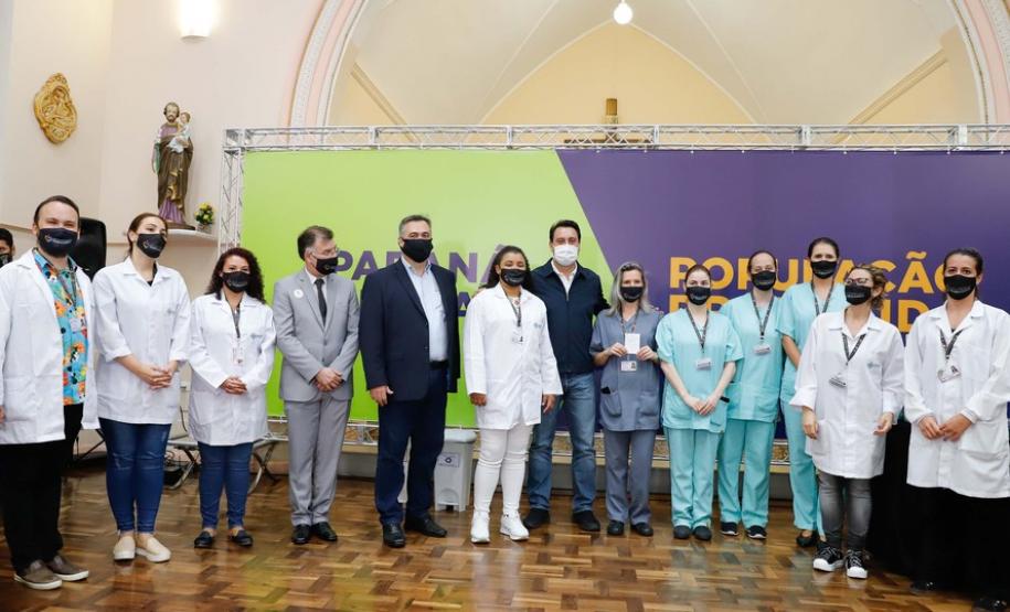 Enfermeira do Hospital do Trabalhador é a primeira a ser vacinada no Paraná