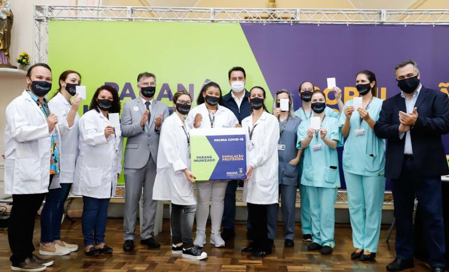 Enfermeira do Hospital do Trabalhador é a primeira a ser vacinada no Paraná