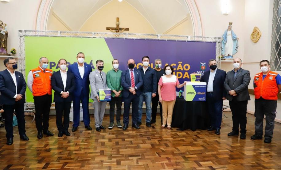 Enfermeira do Hospital do Trabalhador é a primeira a ser vacinada no Paraná