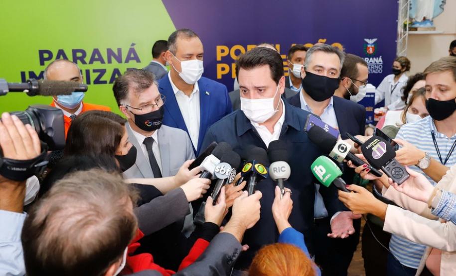 Enfermeira do Hospital do Trabalhador é a primeira a ser vacinada no Paraná