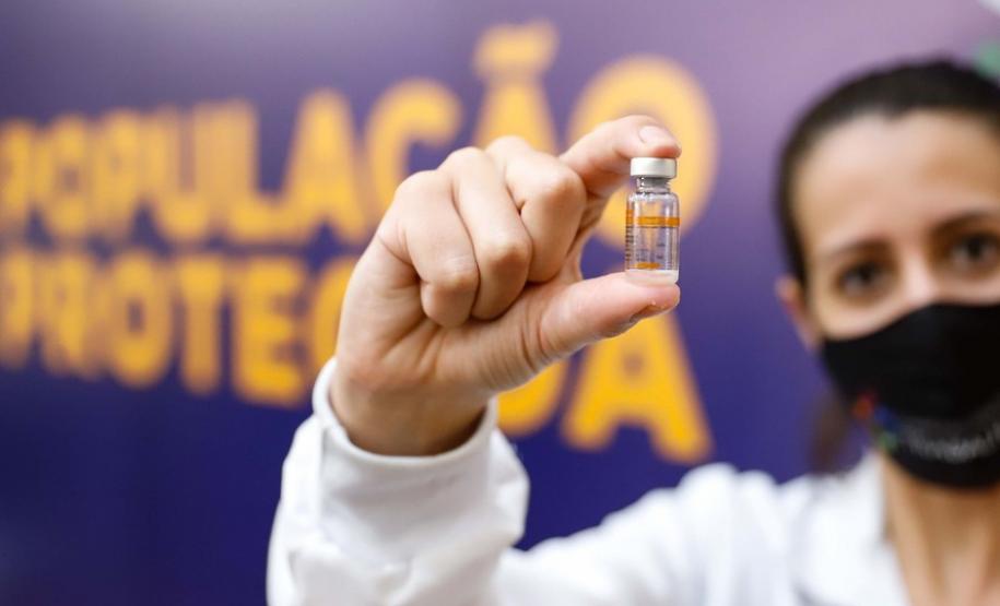 Enfermeira do Hospital do Trabalhador é a primeira a ser vacinada no Paraná