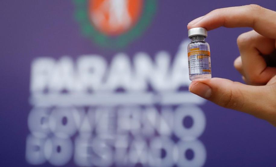 Enfermeira do Hospital do Trabalhador é a primeira a ser vacinada no Paraná