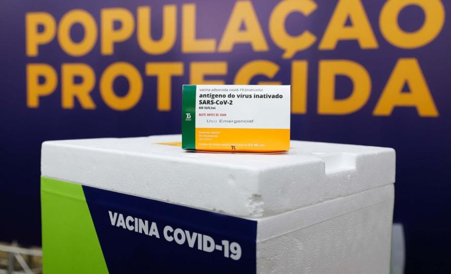 Enfermeira do Hospital do Trabalhador é a primeira a ser vacinada no Paraná