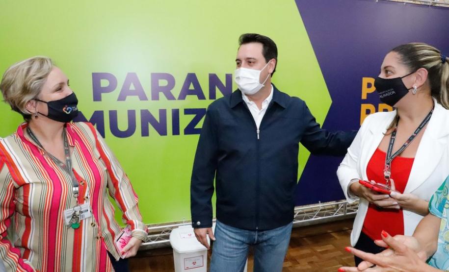 Enfermeira do Hospital do Trabalhador é a primeira a ser vacinada no Paraná