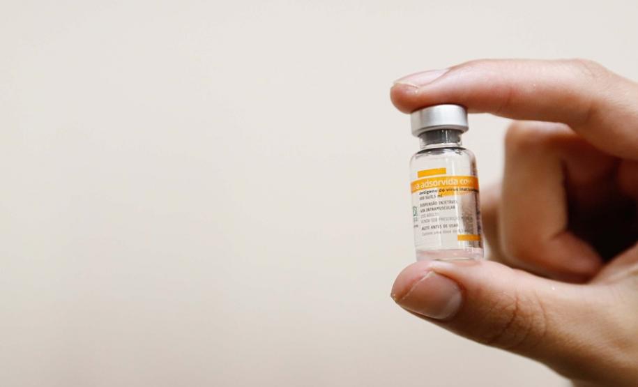 Enfermeira do Hospital do Trabalhador é a primeira a ser vacinada no Paraná