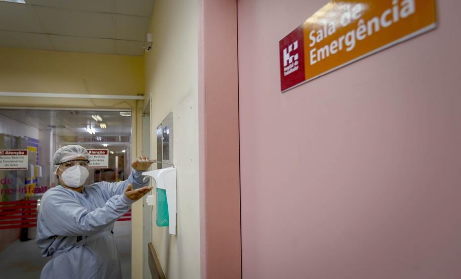 "Vacina protege, mas ainda não é hora de baixar a guarda”, alerta primeira paranaense imunizada