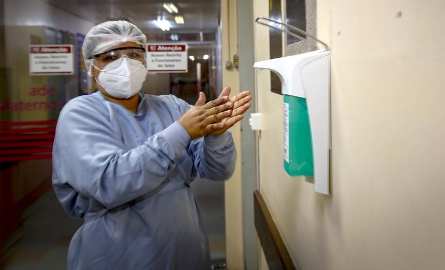 "Vacina protege, mas ainda não é hora de baixar a guarda”, alerta primeira paranaense imunizada