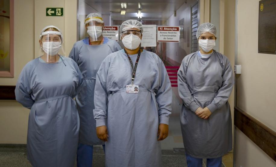 "Vacina protege, mas ainda não é hora de baixar a guarda”, alerta primeira paranaense imunizada